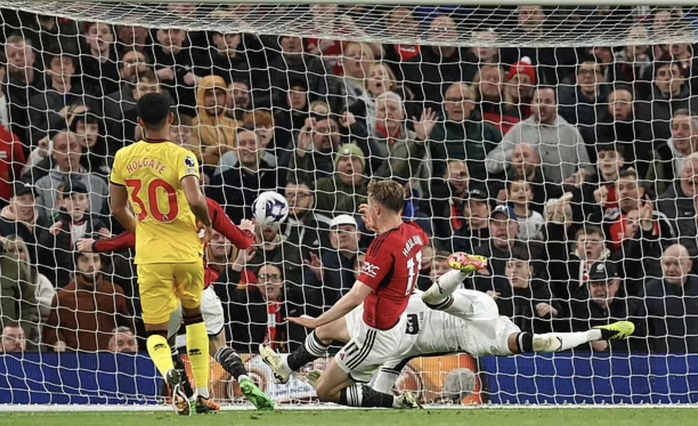 Ngược dòng hạ đội chót bảng, Man United trở lại Top 6 Ngoại hạng- Ảnh 7. Ngược dòng hạ đội chót bảng, Man United trở lại Top 6 Ngoại hạng- Ảnh 7.