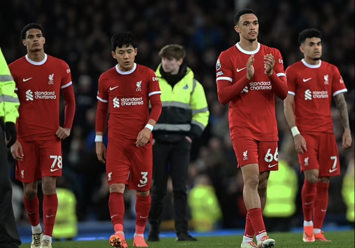 Trắng tay trận derby, Liverpool hụt hơi ở cuộc đua vô địch Anh- Ảnh 7. Trắng tay trận derby, Liverpool hụt hơi ở cuộc đua vô địch Anh- Ảnh 7.