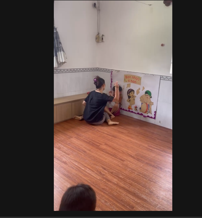 Vụ đè, đánh, nhét trái cây vào miệng trẻ: Chủ lớp mầm non thừa nhận bạo hành - Ảnh 3. Vụ đè, đánh, nhét trái cây vào miệng trẻ: Chủ lớp mầm non thừa nhận bạo hành - Ảnh 3.