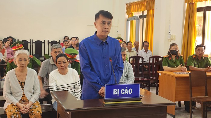 Vì 48 triệu đồng bất chính, 3 bác sĩ ở Kiên Giang lãnh án tù- Ảnh 2. Vì 48 triệu đồng bất chính, 3 bác sĩ ở Kiên Giang lãnh án tù- Ảnh 2.