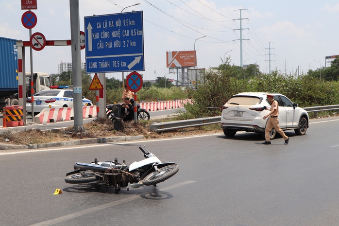 TP Thủ Đức: Điều tra vụ ô tô tạt đầu xe máy trên đường Võ Chí Công- Ảnh 1. TP Thủ Đức: Điều tra vụ ô tô tạt đầu xe máy trên đường Võ Chí Công- Ảnh 1.
