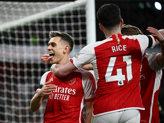 Ghi mưa bàn thắng trước Chelsea, áo đấu Arsenal sắp lên hình đại pháo- Ảnh 6. Ghi mưa bàn thắng trước Chelsea, áo đấu Arsenal sắp lên hình đại pháo- Ảnh 6.
