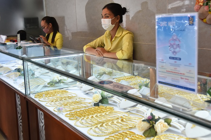 Giá vàng hôm nay, 25-4: Tiếp tục lao dốc- Ảnh 1. Giá vàng hôm nay, 25-4: Tiếp tục lao dốc- Ảnh 1.