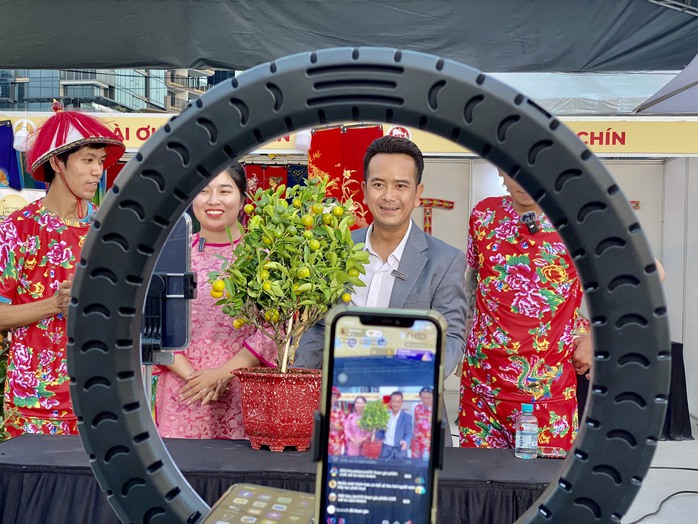 Người Việt dành bao nhiêu thời gian để mua hàng trên livestream?- Ảnh 1. Người Việt dành bao nhiêu thời gian để mua hàng trên livestream?- Ảnh 1.