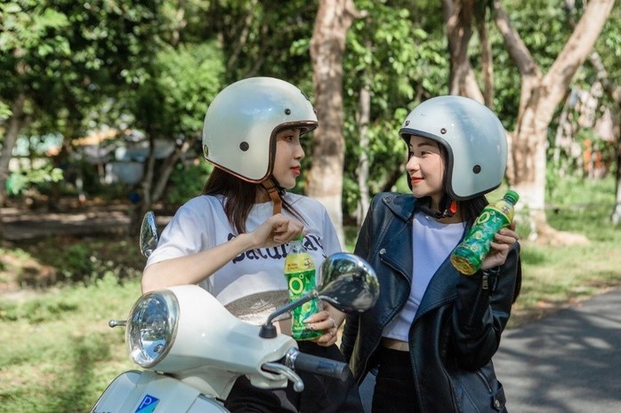 Nhiều bạn trẻ khác chọn ở nhà chạy deadline và thư giãn, giải nhiệt cuộc sống với những chai Trà Xanh Không Độ để xua tan căng thẳng mệt mỏi Nhiều bạn trẻ khác chọn ở nhà chạy deadline và thư giãn, giải nhiệt cuộc sống với những chai Trà Xanh Không Độ để xua tan căng thẳng mệt mỏi