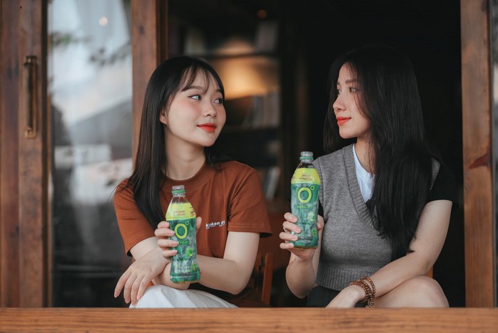 Được chiết xuất từ lá trà Thái Nguyên với EGCG và vitamin C, Trà Xanh Không Độ được hàng triệu người trẻ yêu thích và sử dụng mỗi ngày để xua tan căng thẳng mệt mỏi, giải nhiệt cuộc sống Được chiết xuất từ lá trà Thái Nguyên với EGCG và vitamin C, Trà Xanh Không Độ được hàng triệu người trẻ yêu thích và sử dụng mỗi ngày để xua tan căng thẳng mệt mỏi, giải nhiệt cuộc sống