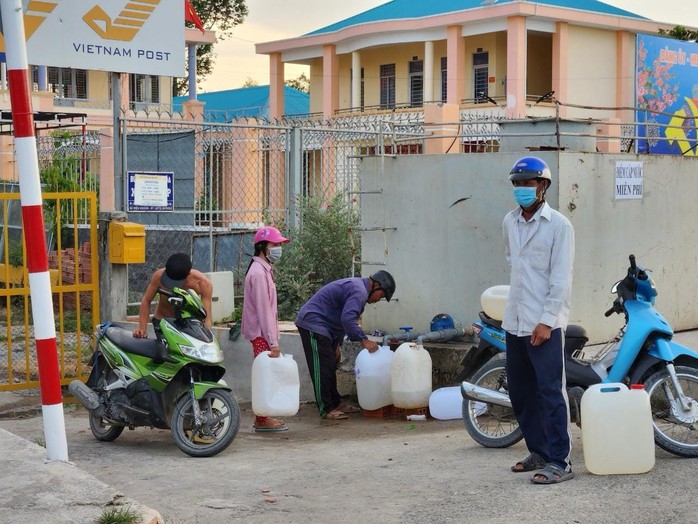 Công nhân góp tiền tặng nước cho người dân bị hạn, mặn- Ảnh 5. Công nhân góp tiền tặng nước cho người dân bị hạn, mặn- Ảnh 5.