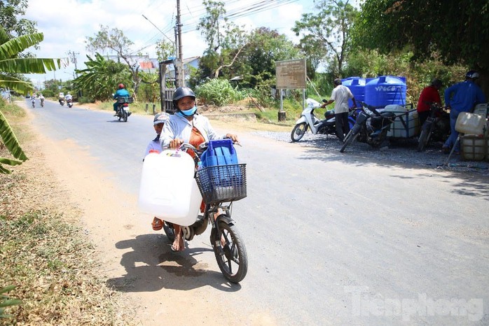 Công nhân góp tiền tặng nước cho người dân bị hạn, mặn- Ảnh 6. Công nhân góp tiền tặng nước cho người dân bị hạn, mặn- Ảnh 6.