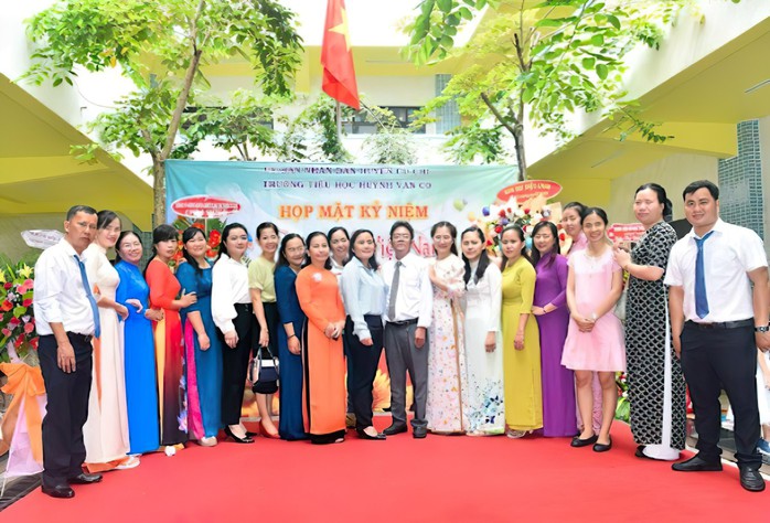 NÂNG BƯỚC NGƯỜI LAO ĐỘNG: Người thầy tận tụy- Ảnh 1. NÂNG BƯỚC NGƯỜI LAO ĐỘNG: Người thầy tận tụy- Ảnh 1.