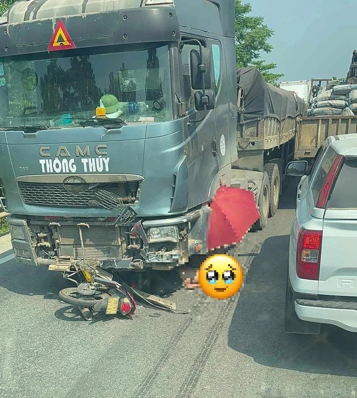 Xe máy va chạm xe đầu kéo, nữ giáo viên và 1 người đàn ông tử vong- Ảnh 1. Xe máy va chạm xe đầu kéo, nữ giáo viên và 1 người đàn ông tử vong- Ảnh 1.