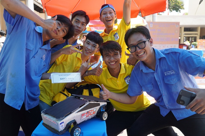 “Nghẹt thở” tại vòng chung kết đua xe năng lượng khi trời tắt nắng- Ảnh 1. “Nghẹt thở” tại vòng chung kết đua xe năng lượng khi trời tắt nắng- Ảnh 1.