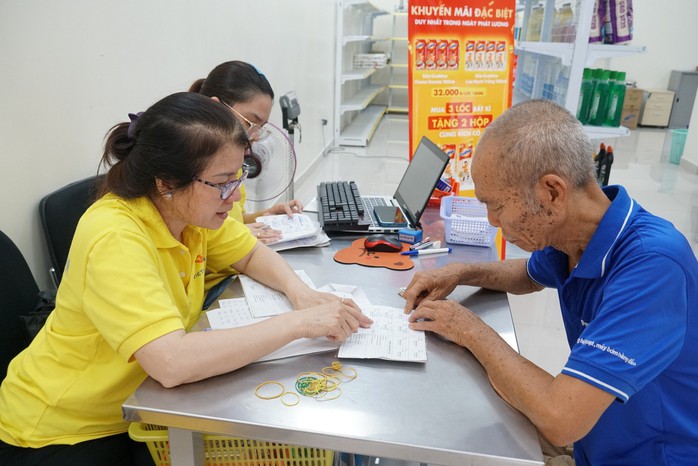 TP HCM công bố lịch chi trả lương hưu, trợ cấp BHXH sau khi tăng 15% - Ảnh 1. TP HCM công bố lịch chi trả lương hưu, trợ cấp BHXH sau khi tăng 15% - Ảnh 1.