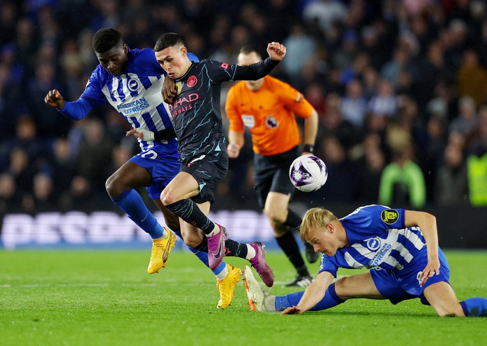 Phil Foden đối đầu cùng Carlos Baleba v Jan Paul van Hecke Phil Foden đối đầu cùng Carlos Baleba v Jan Paul van Hecke