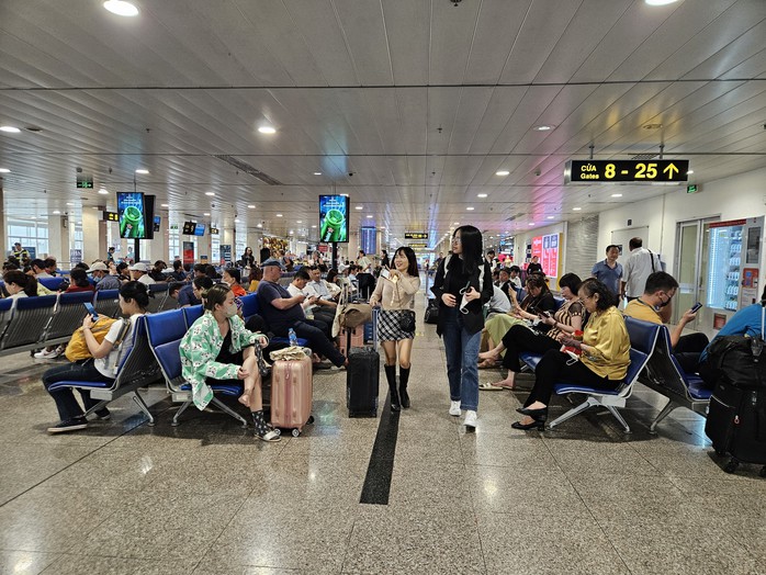 Giá vé máy bay cao, thông tin bất ngờ về lượng khách qua sân bay Tân Sơn Nhất- Ảnh 1. Giá vé máy bay cao, thông tin bất ngờ về lượng khách qua sân bay Tân Sơn Nhất- Ảnh 1.