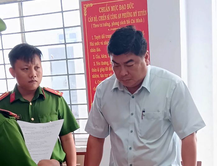 Thêm một Phó Chủ tịch UBND TP Long Xuyên bị bắt- Ảnh 2. Thêm một Phó Chủ tịch UBND TP Long Xuyên bị bắt- Ảnh 2.