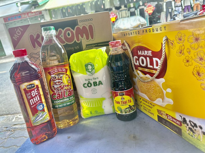 Công nhân góp tiền tặng nước cho người dân bị hạn, mặn- Ảnh 2. Công nhân góp tiền tặng nước cho người dân bị hạn, mặn- Ảnh 2.