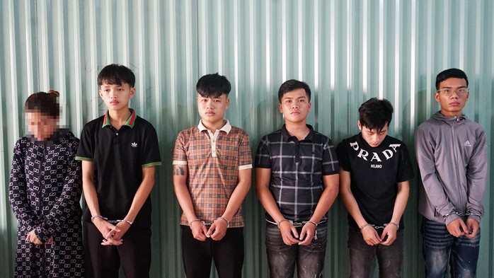 Vợ chồng vác dao phóng lợn cùng nhóm 30 đối tượng đi hỗn chiến trong đêm- Ảnh 2. Vợ chồng vác dao phóng lợn cùng nhóm 30 đối tượng đi hỗn chiến trong đêm- Ảnh 2.