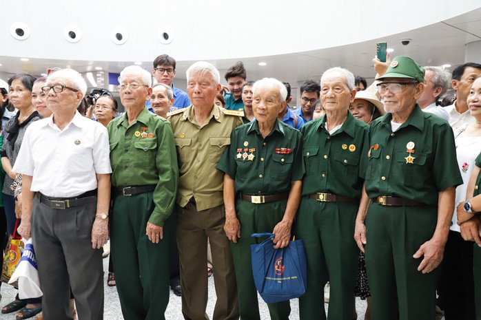 Cựu chiến binh Điện Biên Phủ xúc động khi lần đầu đi thử Metro số 1- Ảnh 6. Cựu chiến binh Điện Biên Phủ xúc động khi lần đầu đi thử Metro số 1- Ảnh 6.