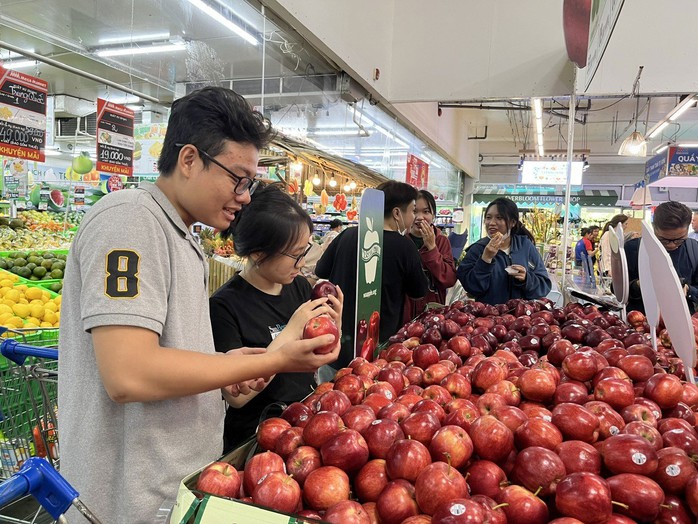 Trái cây ngoại giá rẻ bán đầy ở siêu thị và các chợ Ảnh: PHƯƠNG AN Trái cây ngoại giá rẻ bán đầy ở siêu thị và các chợ Ảnh: PHƯƠNG AN