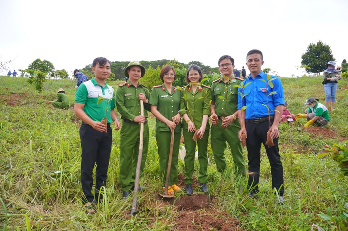 Cuộc thi viết “LÒNG TỐT QUANH TA”: Chàng trung úy làm thiện nguyện bằng cây xanh và sách- Ảnh 3. Cuộc thi viết “LÒNG TỐT QUANH TA”: Chàng trung úy làm thiện nguyện bằng cây xanh và sách- Ảnh 3.