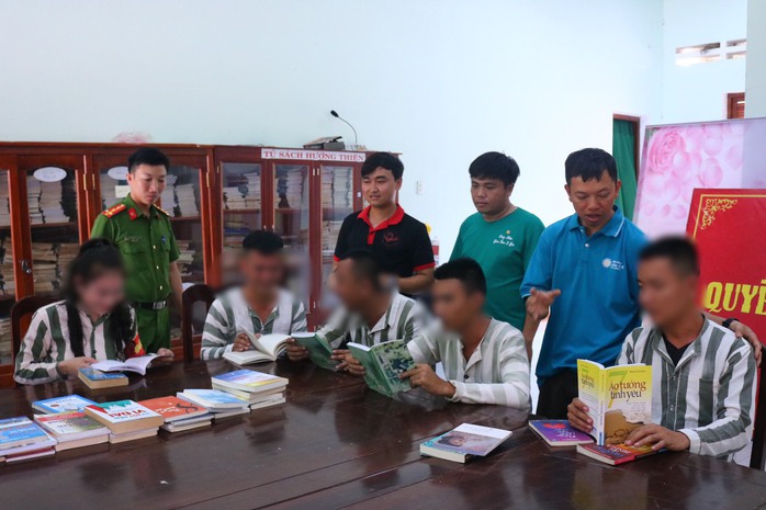 Cuộc thi viết “LÒNG TỐT QUANH TA”: Chàng trung úy làm thiện nguyện bằng cây xanh và sách- Ảnh 4. Cuộc thi viết “LÒNG TỐT QUANH TA”: Chàng trung úy làm thiện nguyện bằng cây xanh và sách- Ảnh 4.