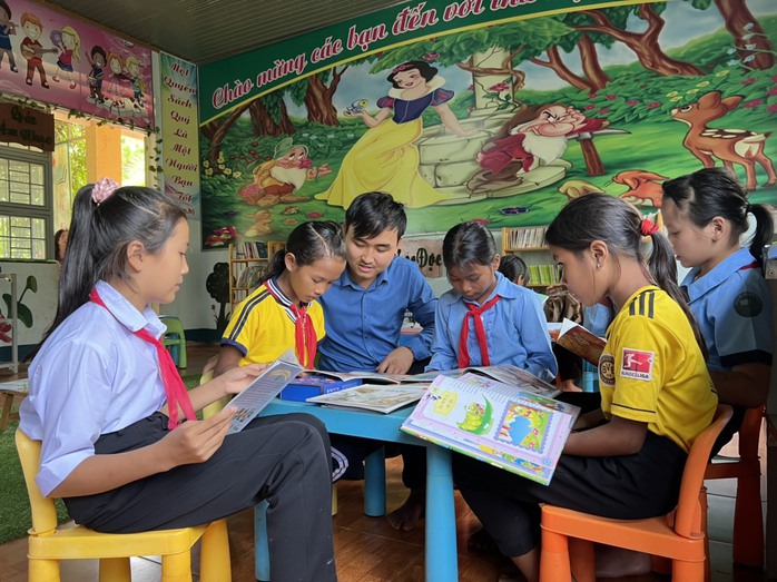 Cuộc thi viết “LÒNG TỐT QUANH TA”: Chàng trung úy làm thiện nguyện bằng cây xanh và sách- Ảnh 2. Cuộc thi viết “LÒNG TỐT QUANH TA”: Chàng trung úy làm thiện nguyện bằng cây xanh và sách- Ảnh 2.
