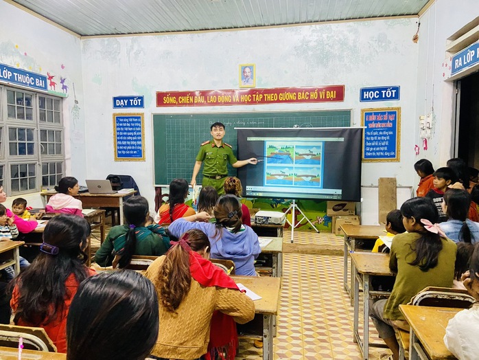 Cuộc thi viết “LÒNG TỐT QUANH TA”: Chàng trung úy làm thiện nguyện bằng cây xanh và sách- Ảnh 1. Cuộc thi viết “LÒNG TỐT QUANH TA”: Chàng trung úy làm thiện nguyện bằng cây xanh và sách- Ảnh 1.