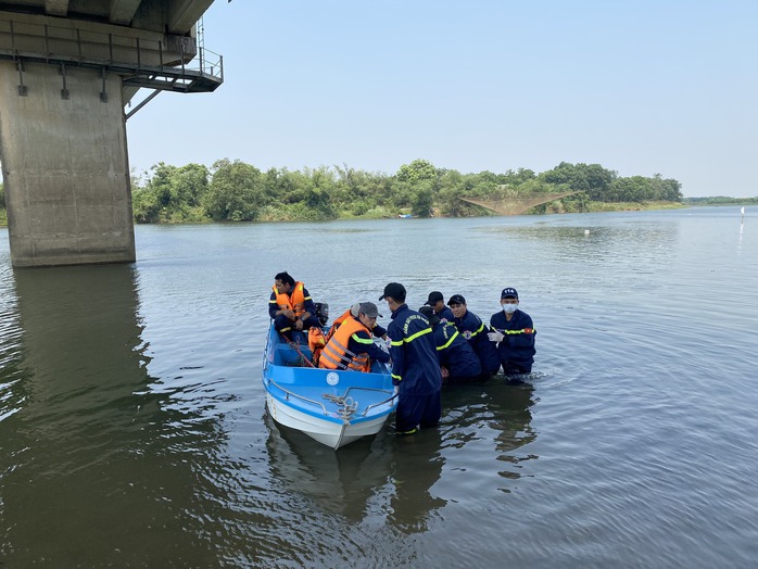 Tìm thấy thi thể người đàn ông sau khi bỏ lại xe máy trên cầu- Ảnh 1. Tìm thấy thi thể người đàn ông sau khi bỏ lại xe máy trên cầu- Ảnh 1.