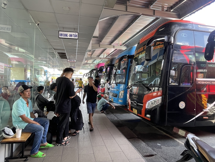 Tàu, xe sôi động sát kỳ nghỉ lễ- Ảnh 3. Tàu, xe sôi động sát kỳ nghỉ lễ- Ảnh 3.
