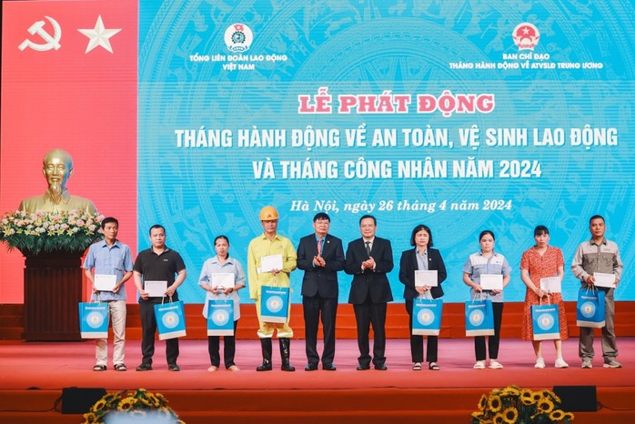 Lắng nghe và chia sẻ với công nhân- Ảnh 1. Lắng nghe và chia sẻ với công nhân- Ảnh 1.