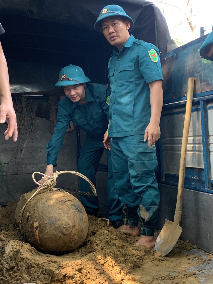Phát hiện quả bom nặng 340 kg còn nguyên kíp nổ giữa khu dân cư đông đúc- Ảnh 2. Phát hiện quả bom nặng 340 kg còn nguyên kíp nổ giữa khu dân cư đông đúc- Ảnh 2.