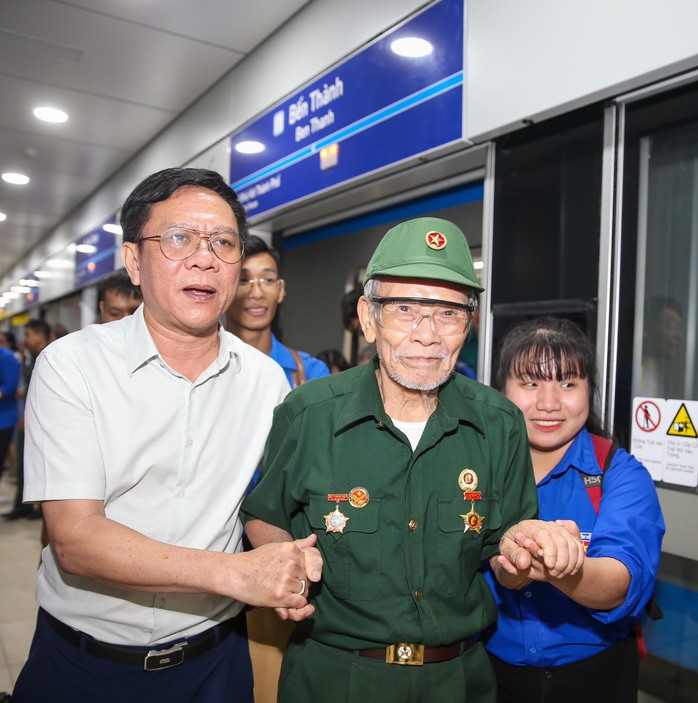 Cựu chiến binh Điện Biên Phủ xúc động khi lần đầu đi thử Metro số 1- Ảnh 1. Cựu chiến binh Điện Biên Phủ xúc động khi lần đầu đi thử Metro số 1- Ảnh 1.