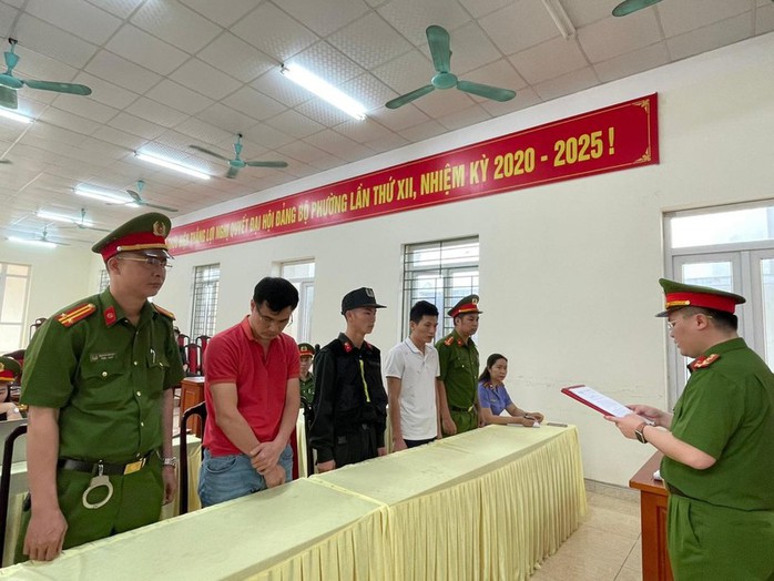 Bắt 2 giám đốc công ty- Ảnh 1. Bắt 2 giám đốc công ty- Ảnh 1.