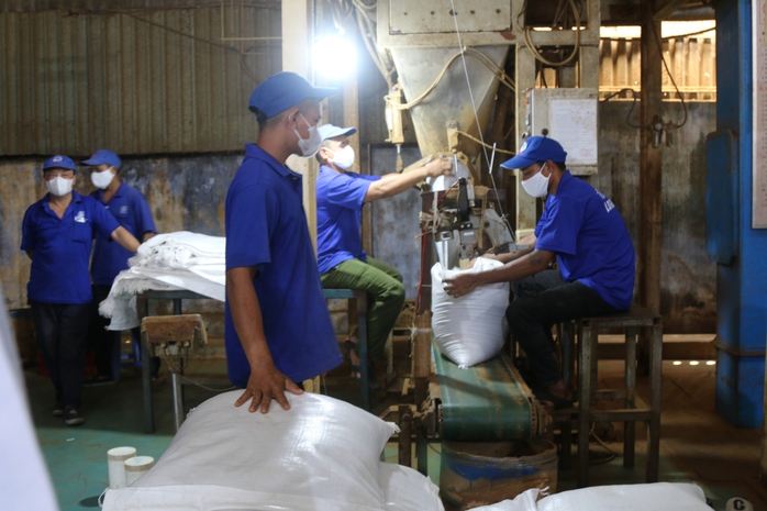 C&ugrave;ng doanh nghiệp bảo đảm an to&agrave;n cho người lao động- Ảnh 2.