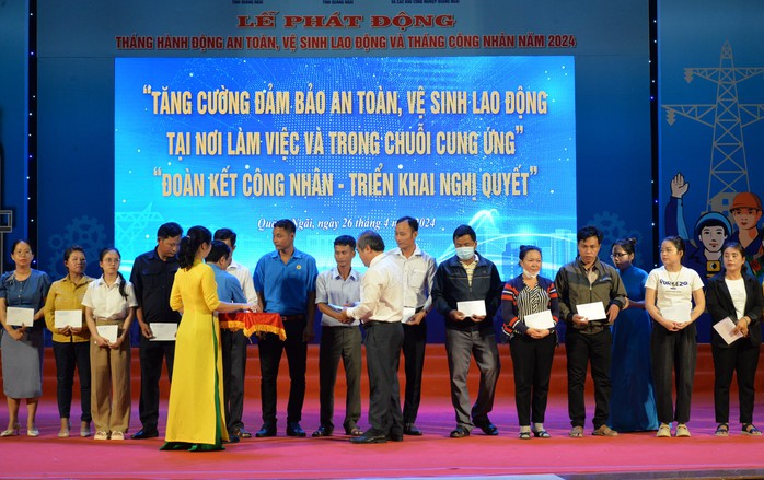 Quảng Ngãi: Phát động Tháng hành động về an toàn, vệ sinh lao động và Tháng Công nhân năm 2024 - Ảnh 2. Quảng Ngãi: Phát động Tháng hành động về an toàn, vệ sinh lao động và Tháng Công nhân năm 2024 - Ảnh 2.
