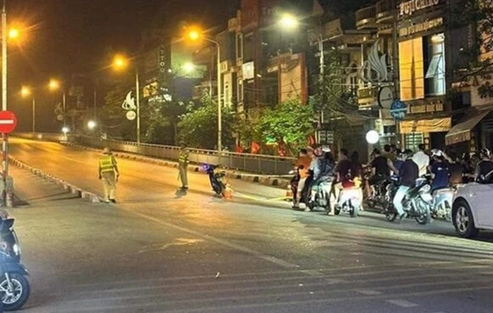 Sau khi tấn công cảnh sát trên xe áp giải, nghi phạm nhảy xuống sông chết đuối- Ảnh 1. Sau khi tấn công cảnh sát trên xe áp giải, nghi phạm nhảy xuống sông chết đuối- Ảnh 1.