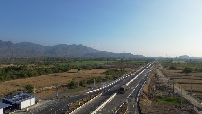 Hình ảnh cao tốc Cam Lâm - Vĩnh Hảo ngày đầu thông tuyến- Ảnh 1. Hình ảnh cao tốc Cam Lâm - Vĩnh Hảo ngày đầu thông tuyến- Ảnh 1.