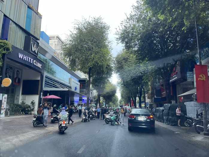 TP HCM: "Mưa vàng" vào sáng sớm, nhiều người bị té ngã- Ảnh 1. TP HCM: "Mưa vàng" vào sáng sớm, nhiều người bị té ngã- Ảnh 1.