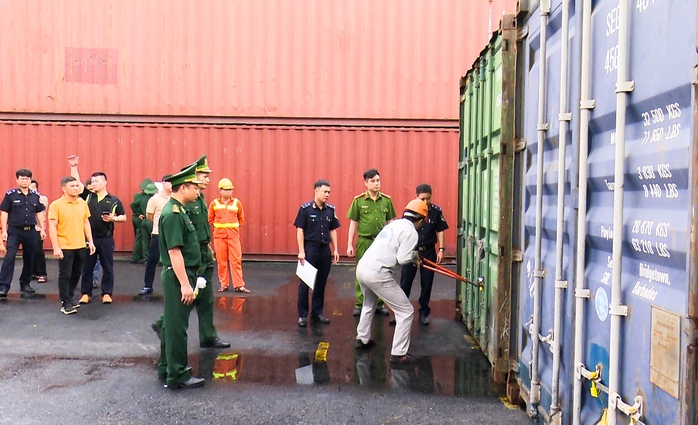 Tạm giữ nhóm đối tượng khai báo gian dối để xuất kim loại trái phép ra nước ngoài- Ảnh 1. Tạm giữ nhóm đối tượng khai báo gian dối để xuất kim loại trái phép ra nước ngoài- Ảnh 1.