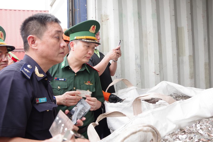 Tạm giữ nhóm đối tượng khai báo gian dối để xuất kim loại trái phép ra nước ngoài- Ảnh 3. Tạm giữ nhóm đối tượng khai báo gian dối để xuất kim loại trái phép ra nước ngoài- Ảnh 3.
