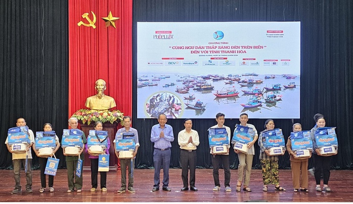 "Cùng ngư dân thắp sáng đèn trên biển" đến với ngư dân xứ Thanh- Ảnh 2. "Cùng ngư dân thắp sáng đèn trên biển" đến với ngư dân xứ Thanh- Ảnh 2.