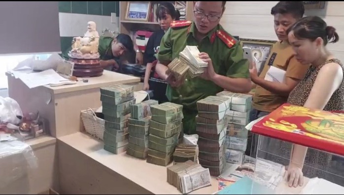 Công an TP HCM triệt phá đường dây rửa tiền, bắt một chủ tiệm vàng ở Tân Bình- Ảnh 4. Công an TP HCM triệt phá đường dây rửa tiền, bắt một chủ tiệm vàng ở Tân Bình- Ảnh 4.