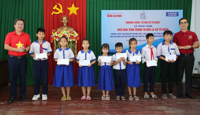 Ông Lê Cao Cường - Phó Tổng Biên tập Báo Người Lao Động (bìa trái) - cùng đại diện Agribank trao học bổng cho con ngư dân nghèo, học sinh dân tộc thiểu số tỉnh Ninh Thuận.Ảnh: HOÀNG TRIỀU Ông Lê Cao Cường - Phó Tổng Biên tập Báo Người Lao Động (bìa trái) - cùng đại diện Agribank trao học bổng cho con ngư dân nghèo, học sinh dân tộc thiểu số tỉnh Ninh Thuận.Ảnh: HOÀNG TRIỀU