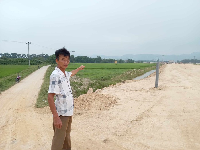 Người dân lo lắng khi đường giao thông nông thôn bị đường dẫn cao tốc Bắc-Nam chia cắt- Ảnh 1. Người dân lo lắng khi đường giao thông nông thôn bị đường dẫn cao tốc Bắc-Nam chia cắt- Ảnh 1.