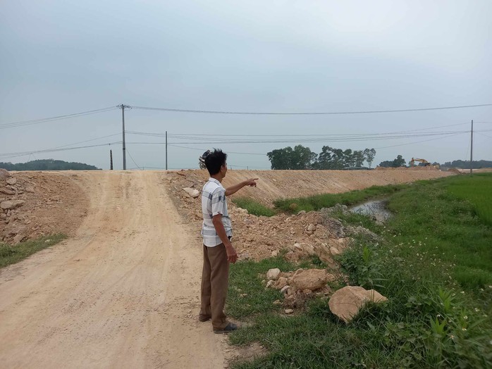 Người dân lo lắng khi đường giao thông nông thôn bị đường dẫn cao tốc Bắc-Nam chia cắt- Ảnh 2. Người dân lo lắng khi đường giao thông nông thôn bị đường dẫn cao tốc Bắc-Nam chia cắt- Ảnh 2.