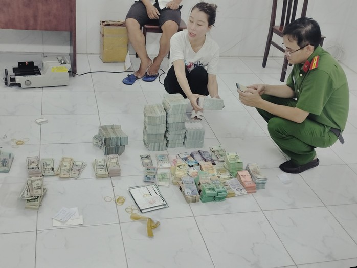 Công an TP HCM triệt phá đường dây rửa tiền, bắt một chủ tiệm vàng ở Tân Bình- Ảnh 3. Công an TP HCM triệt phá đường dây rửa tiền, bắt một chủ tiệm vàng ở Tân Bình- Ảnh 3.