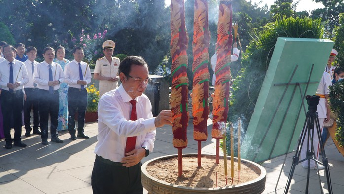 Lãnh đạo TP HCM tưởng niệm anh hùng liệt sĩ, các thế hệ lãnh đạo và lão thành cách mạng- Ảnh 3. Lãnh đạo TP HCM tưởng niệm anh hùng liệt sĩ, các thế hệ lãnh đạo và lão thành cách mạng- Ảnh 3.