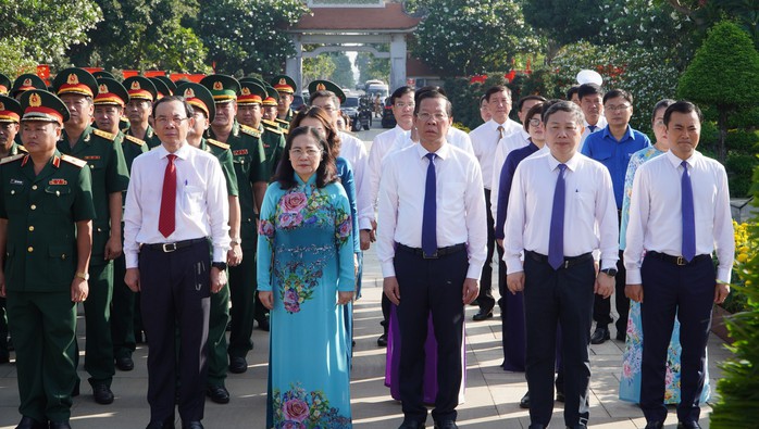 Lãnh đạo TP HCM tưởng niệm anh hùng liệt sĩ, các thế hệ lãnh đạo và lão thành cách mạng- Ảnh 2. Lãnh đạo TP HCM tưởng niệm anh hùng liệt sĩ, các thế hệ lãnh đạo và lão thành cách mạng- Ảnh 2.