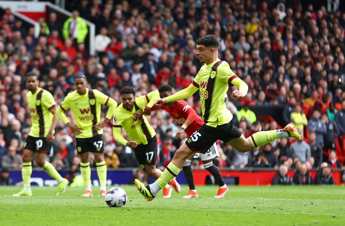 ... và cầu thủ người Thụy Sĩ gỡ hòa 1-1 cho Burnley