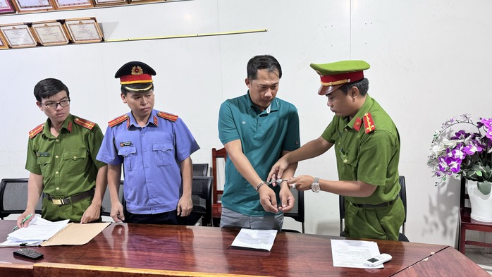 Bắt khẩn cấp nguyên chủ tịch xã ở Phú Quốc liên quan vụ lập dự án "ma" lừa đảo- Ảnh 1. Bắt khẩn cấp nguyên chủ tịch xã ở Phú Quốc liên quan vụ lập dự án "ma" lừa đảo- Ảnh 1.